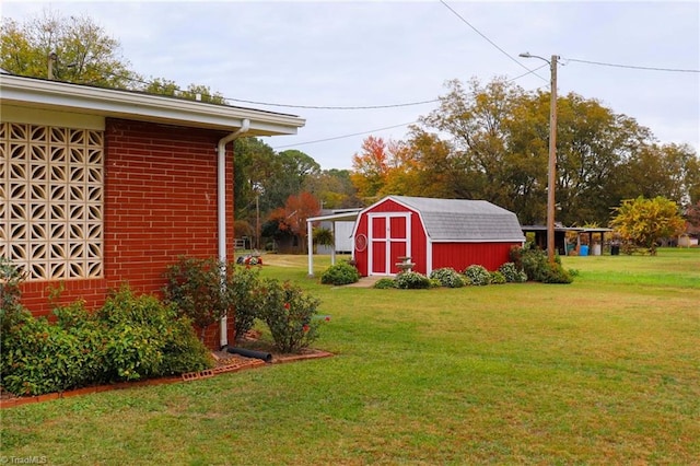 view of yard with a storage shed