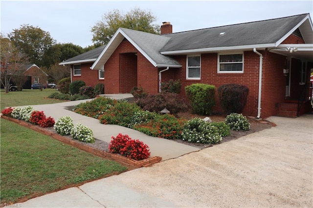 view of front facade with a front lawn