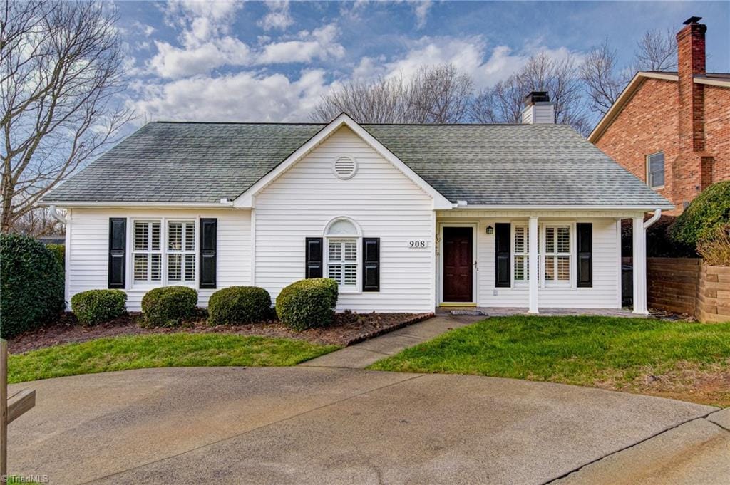 view of front of property with covered porch and a front lawn