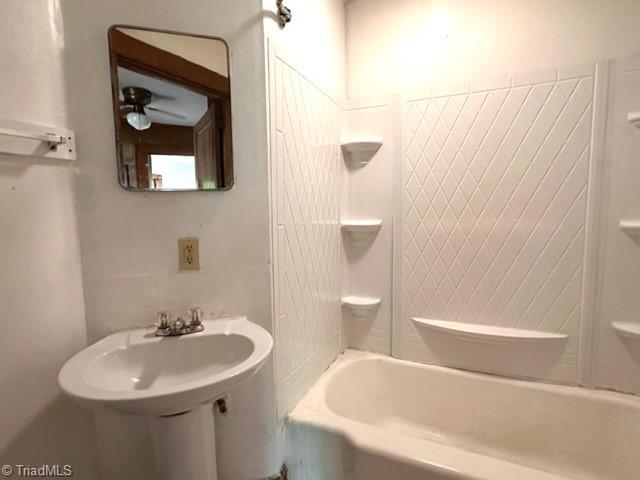 bathroom featuring ceiling fan and shower / bath combination