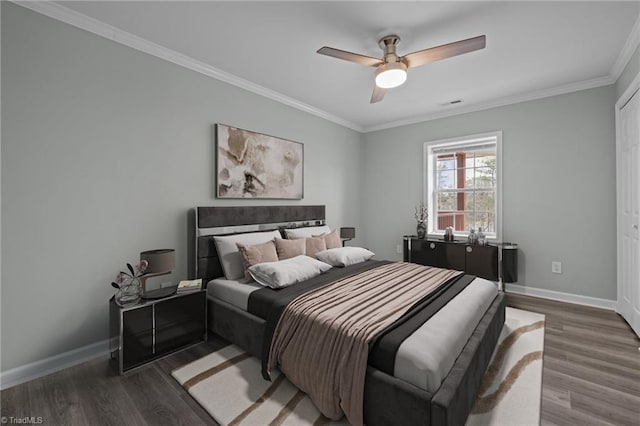 bedroom featuring dark hardwood / wood-style floors, ceiling fan, and crown molding