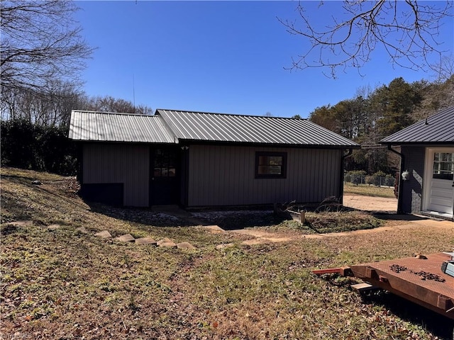 view of outdoor structure with an outbuilding