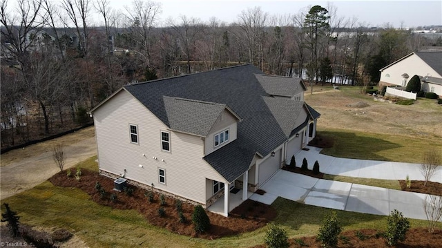 birds eye view of property featuring a forest view