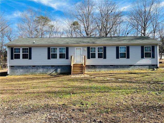 manufactured / mobile home featuring a front yard