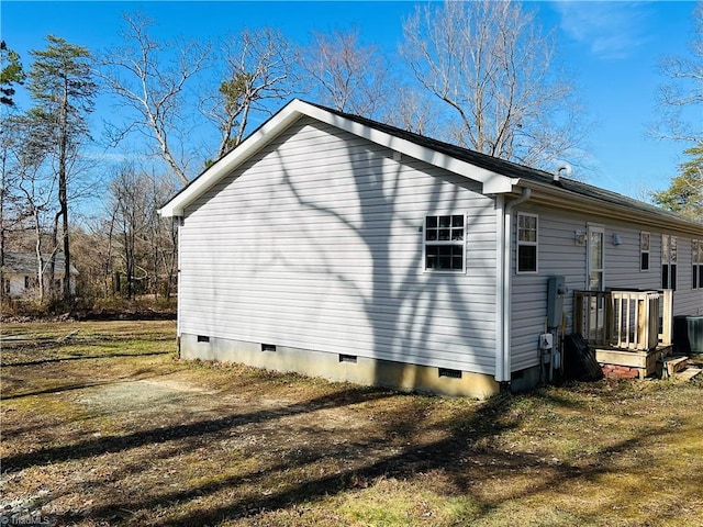 view of side of property featuring a yard