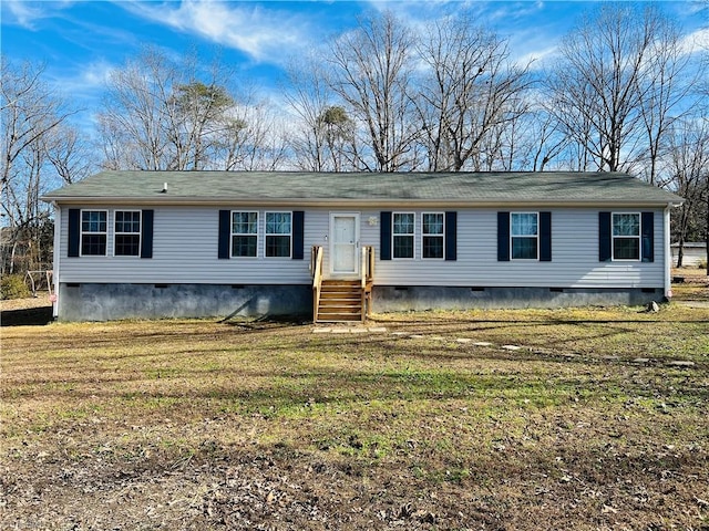 manufactured / mobile home featuring a front yard