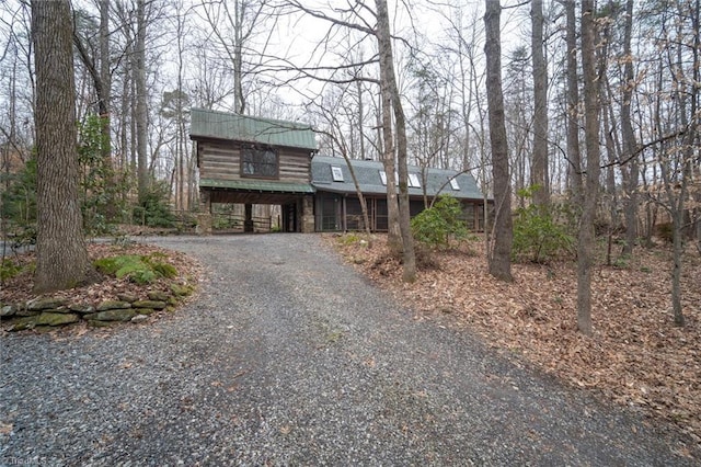 view of front facade featuring gravel driveway