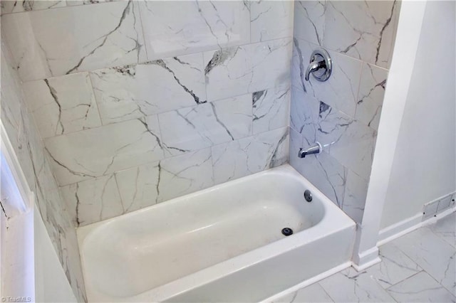 bathroom with tiled shower / bath