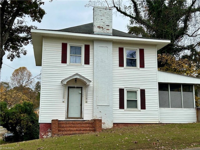 view of front of home with a front lawn