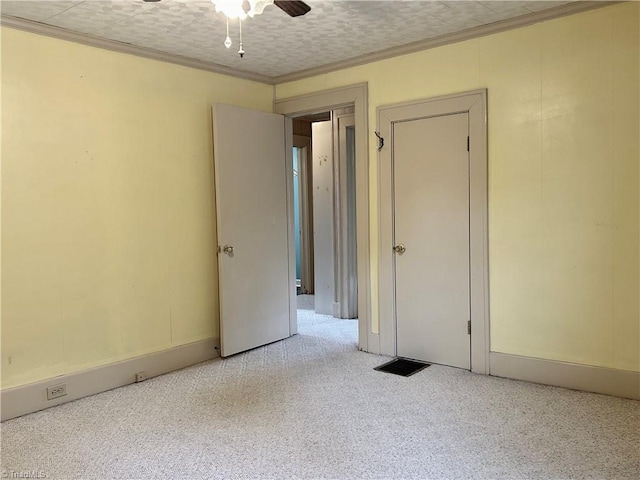 empty room with ceiling fan, a textured ceiling, and light colored carpet