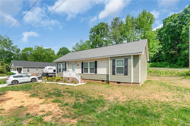 view of front of property featuring crawl space and a front lawn