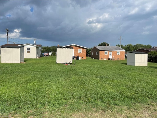 view of yard with a storage shed