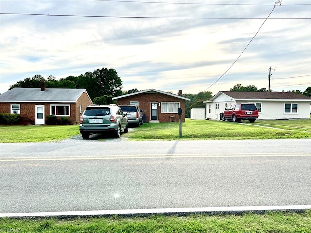 single story home with a front lawn