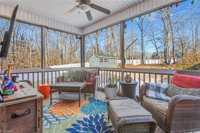 sunroom with ceiling fan