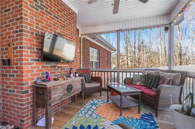 sunroom with ceiling fan