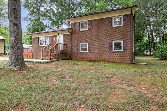 view of front of house with a front lawn