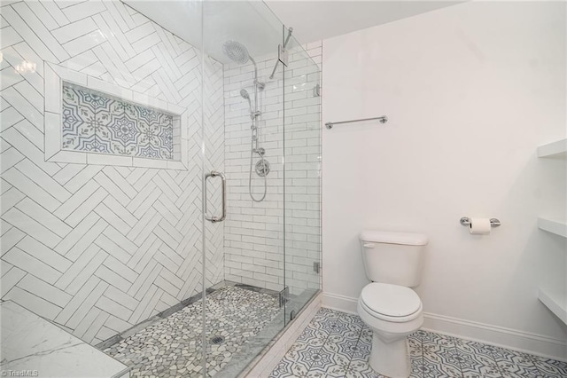 full bath featuring toilet, baseboards, and a stall shower