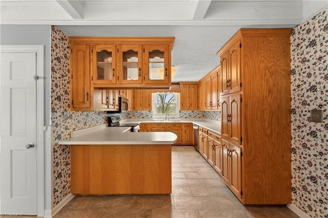 kitchen featuring sink, stainless steel appliances, backsplash, kitchen peninsula, and ornamental molding