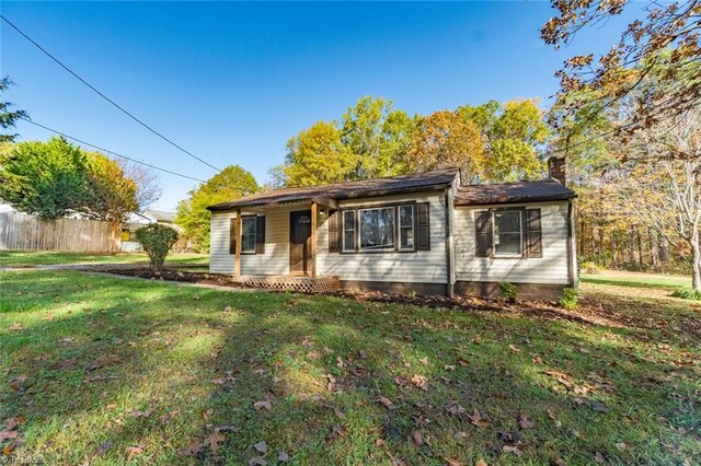 ranch-style home featuring a front lawn