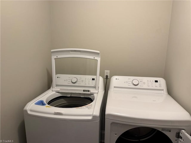 6472 S NC Highway 801 S, Mocksville, NC 27028 - washroom with washing machine and clothes dryer