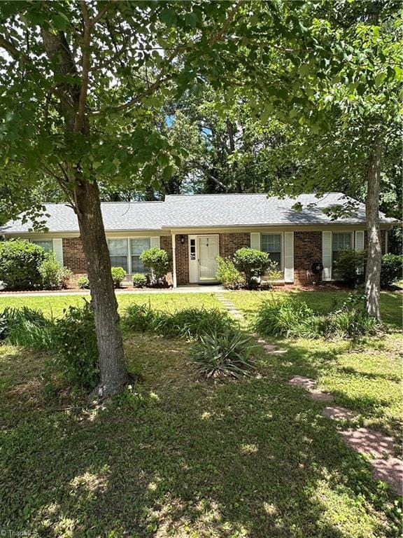 4 Manard Ct, Greensboro, NC 27407 - single story home with brick siding and a front yard