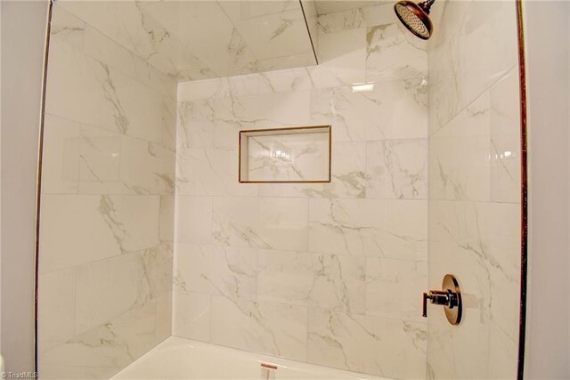 bathroom featuring tiled shower / bath combo