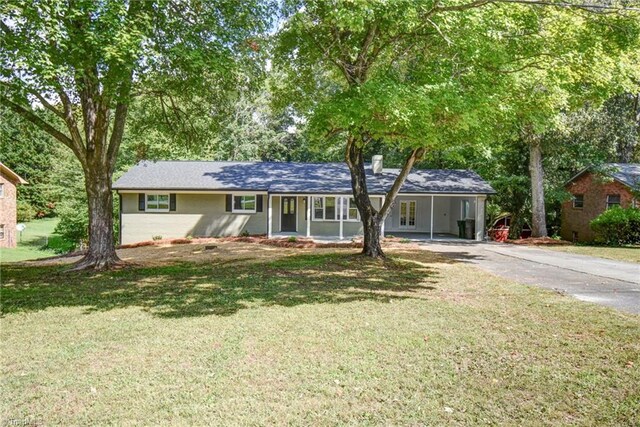 ranch-style home featuring a front yard