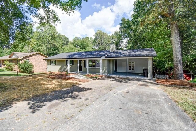 ranch-style home with a porch