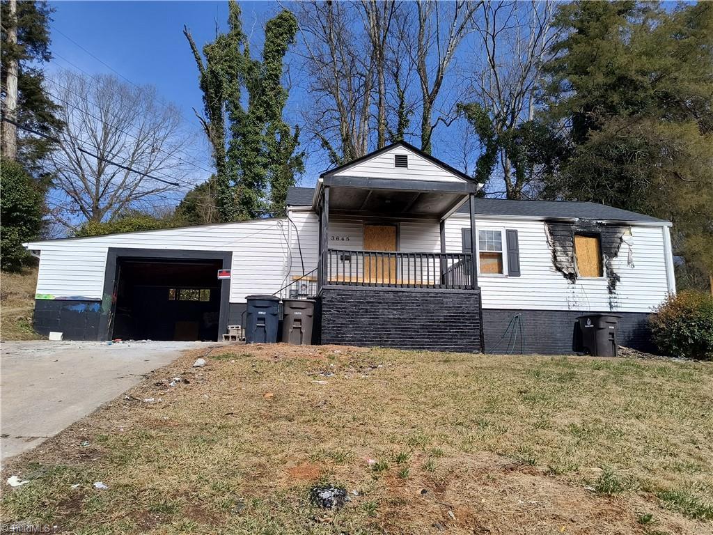 view of front of house with covered porch and a front lawn