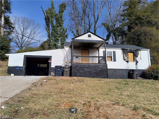 view of front of house with covered porch and a front lawn