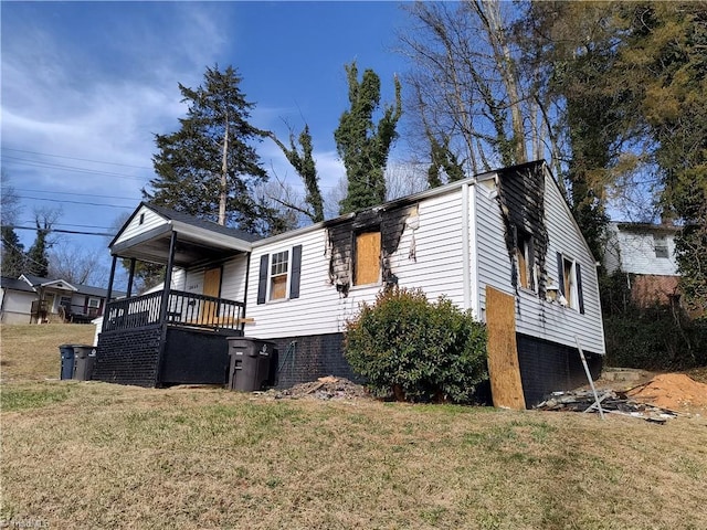 view of front of house with covered porch and a front lawn