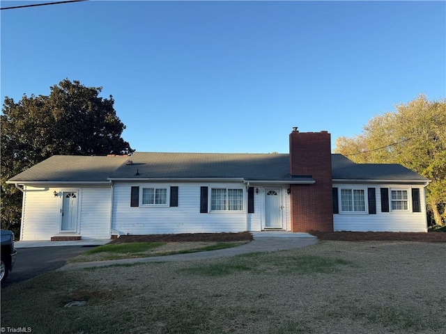 single story home featuring a front yard