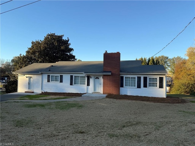 single story home with a front yard