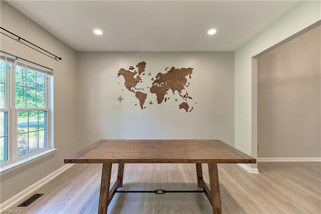 dining space with visible vents, light wood-style floors, and baseboards