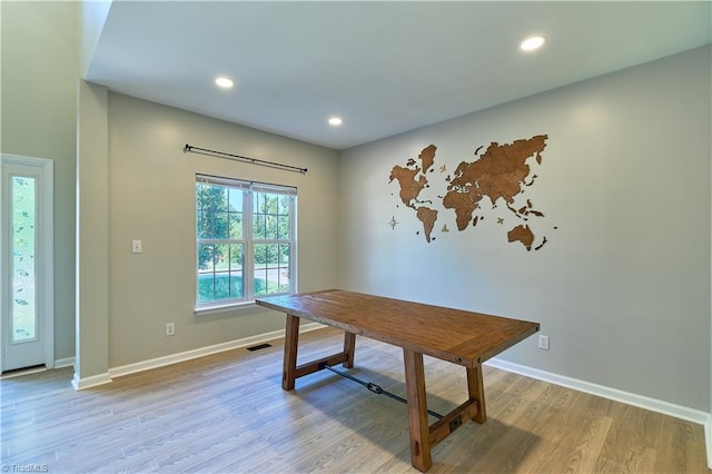 dining room featuring recessed lighting, baseboards, light wood finished floors, and visible vents