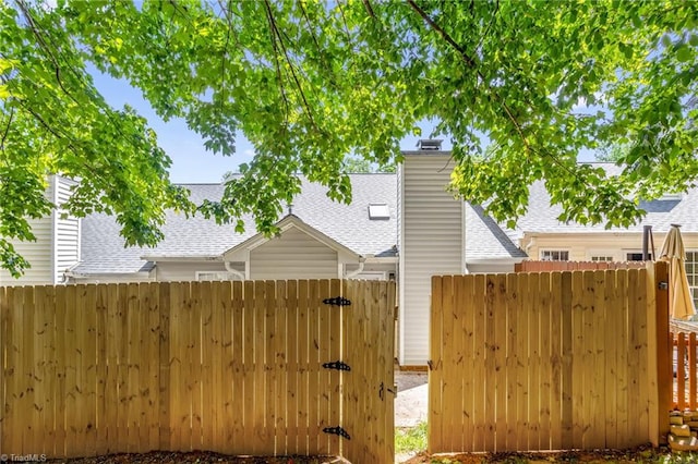 gate featuring fence