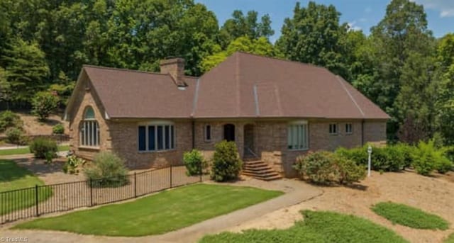 view of front of home with a front lawn