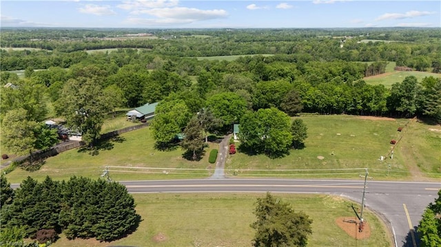 bird's eye view with a view of trees