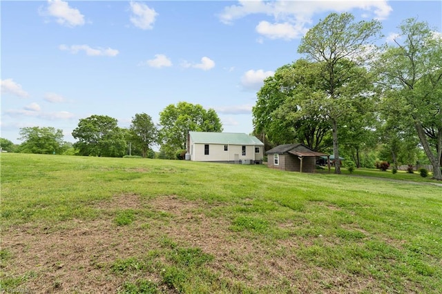 view of yard with an outbuilding