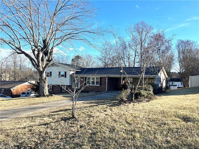 view of front of property featuring a front yard