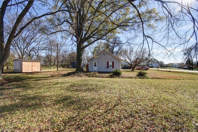 view of yard featuring a storage shed