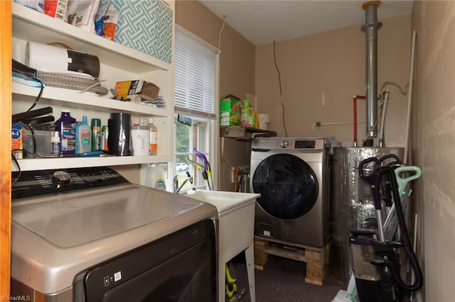 washroom featuring carpet floors, laundry area, and washing machine and clothes dryer