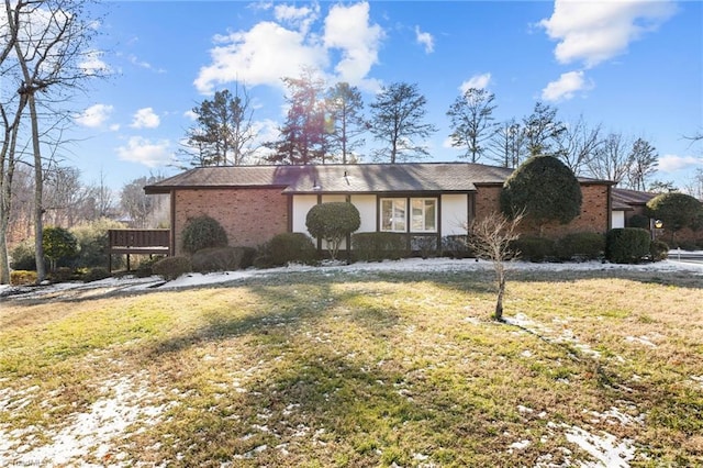 ranch-style house featuring a front yard