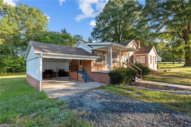 view of front of property with a front lawn