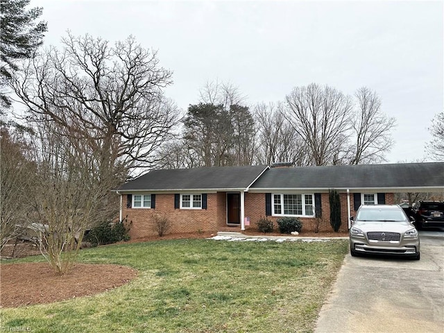 single story home with a front lawn