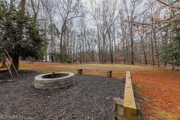 view of yard featuring an outdoor fire pit