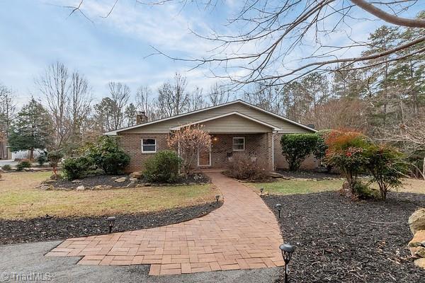 ranch-style house featuring a front yard