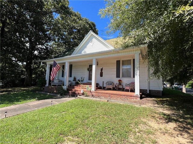 view of front of house featuring a front yard and covered porch