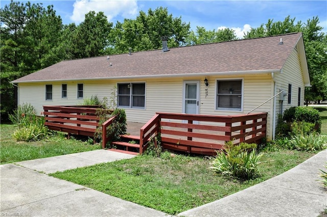 view of front of house featuring a wooden deck and a front lawn