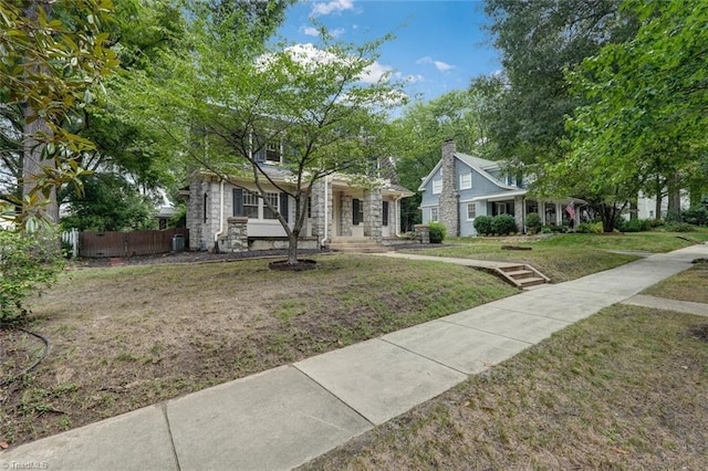 view of front of home featuring a front yard